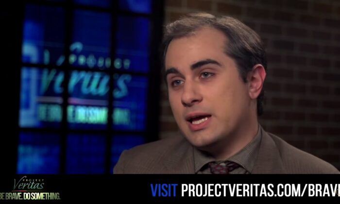 Zach McElroy, ex moderador de contenido de Facebook en Cognizant, habla con el fundador de Project Veritas, James O'Keefe. (Captura de pantalla vía Project Veritas/Youtube)