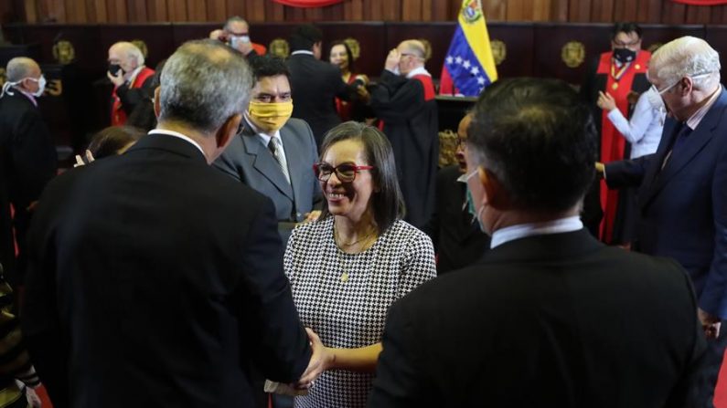 La nueva presidenta del Consejo Nacional Electoral (CNE) de Venezuela Indira Maira Alfonzo Izaguirre (c) saluda luego de jurar al aceptar su cargo este viernes en Caracas (Venezuela). EFE/Miguel Gutiérrez
