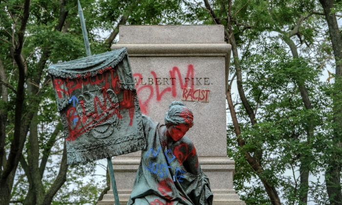 El pedestal donde la estatua del general de la Confederación, Albert Pike, quedó vacío luego que fuera derribado por vándalos en el la Plaza Judiciary en Washington el 20 de junio de 2020. (Alex Wroblewski/Getty Images)