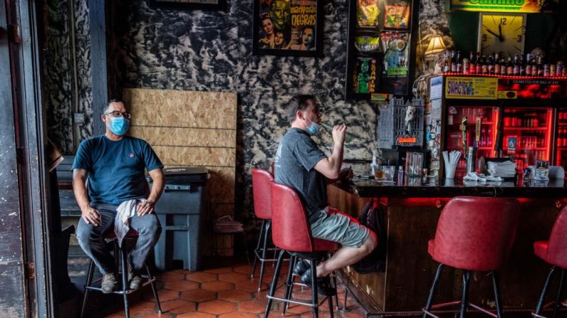 Un hombre se sienta en la barra de un restaurante en Austin, Texas, el 26 de junio de 2020. El gobernador de Texas Greg Abbott ordenó que los bares se cierren antes del mediodía del 26 de junio y que los restaurantes se reduzcan al 50% de ocupación. (SERGIO FLORES/AFP vía Getty Images)