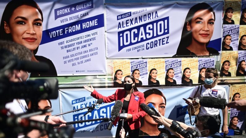 La legisladora Alexandria Ocasio-Cortez (D-N.Y.) habla con la prensa cerca de un colegio electoral durante el día de las elecciones primarias de Nueva York, el 23 de junio de 2020. (Johannes Eisele/AFP vía Getty Images)