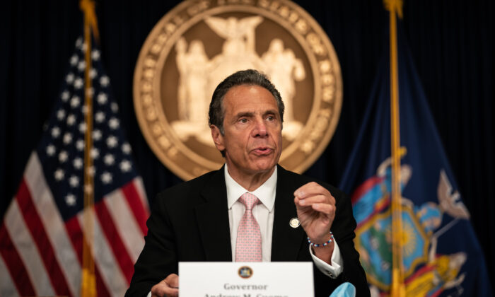 El gobernador de Nueva York, Andrew Cuomo, habla durante una conferencia de prensa diaria en la Oficina del Gobernador del Estado de Nueva York, en la ciudad de Nueva York, el 12 de junio de 2020. (Jeenah Moon/Getty Images)