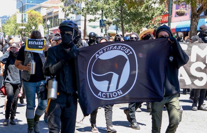 Los militantes Antifa marchan durante un mitin en Berkeley, California, el 5 de agosto de 2018. (Amy Osborne/AFP/Getty Images)