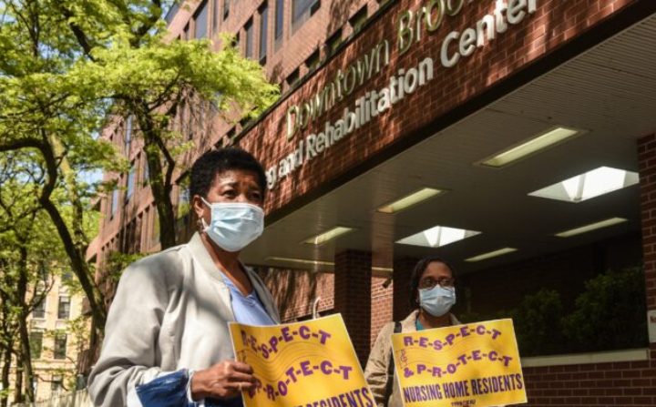 Los trabajadores de hogares de ancianos realizan una vigilia fuera del Centro de Enfermería y Rehabilitación del Centro de Brooklyn en Nueva York, NY el 21 de mayo de 2020. (Stephanie Keith/Getty Images)
