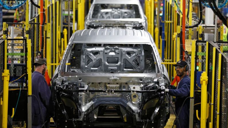 Varios trabajadores ensamblan autos en la planta de ensamblaje de Ford en Chicago el 24 de junio de 2019. (Jim Young/AFP a través de Getty Images)