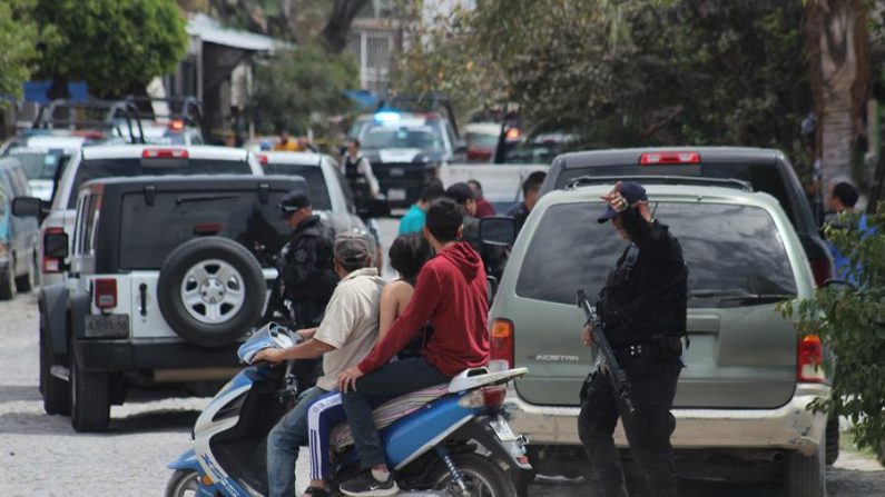 Integrantes de la policía estatal y Fiscalía del Estado de Jalisco, montan un operativo en el estado de Jalisco (México). EFE/STR/Archivo
