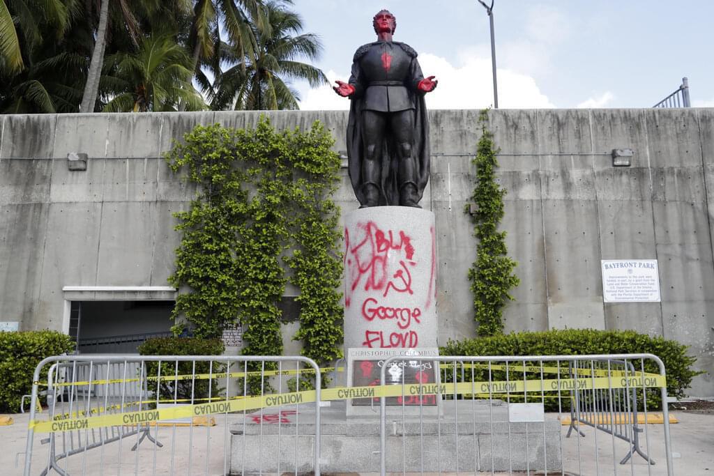 Estatua de Cristóbal Colón vandalizada en la ciudad de Miami luego de las protestas por George Floyd, junio de 2020. (Cortesía María Herrera Mellado)