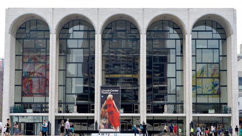 Imagen de archivo de la entrada del Metropolitan Opera (MET) de Nueva York EFE/JUSTIN LANE/Archivo
