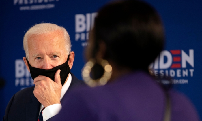 El candidato presidencial demócrata Joe Biden celebra una mesa redonda sobre la reapertura de la economía con líderes comunitarios en el Enterprise Center de Filadelfia, Pensilvania, el 11 de junio de 2020. (Jim Watson/AFP vía Getty Images)