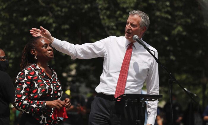 El alcalde de Nueva York, Bill de Blasio, habla con unas 10,000 personas mientras se reúnen en el Cadman Plaza Park de Brooklyn, para un servicio conmemorativo de George Floyd, el hombre asesinado por un oficial de policía de Minneapolis, en la ciudad de Nueva York el 4 de junio de 2020. (Spencer Platt/Getty Images)