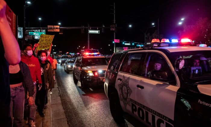 Oficiales de policía observan a los manifestantes durante una protesta de Black Lives Matter en Las Vegas, Nevada, el 1 de junio de 2020. (Bridget Bennett/AFP via Getty Images)