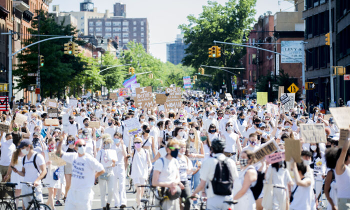 Miles de personas llenan las calles en apoyo de Black Trans Lives Matter y George Floyd en el distrito de Brooklyn de la Ciudad de Nueva York el 14 de junio de 2020. (Michael Noble Jr./Getty Images)
