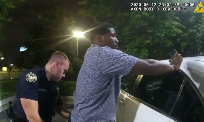 El entonces oficial del Departamento de Policía de Atlanta, Garrett Rolfe, busca a Rayshard Brooks, de 27 años, en el estacionamiento de un restaurante de Wendy en una imagen fija de la cámara del video del oficial Devin Bronsan en Atlanta, Georgia, el 12 de junio de 2020. (Policía de Atlanta Departamento)