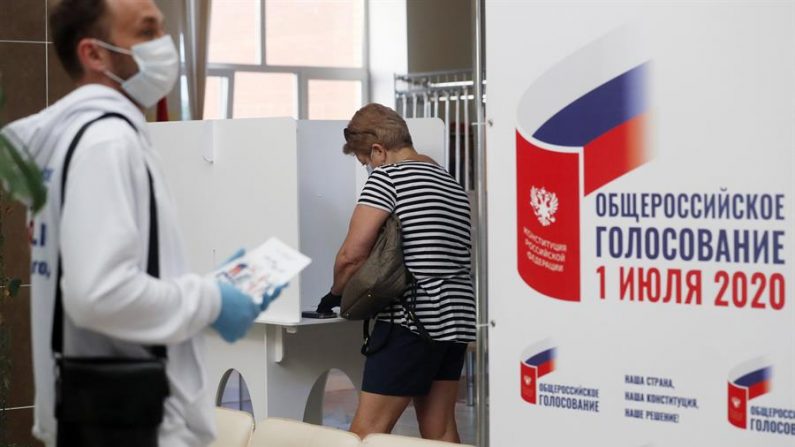 Millones de rusos comenzaron el 25 de junio de 2020 a votar por adelantado en el plebiscito constitucional que permitiría a Vladímir Putin presentarse a la reelección en 2024. EFE/EPA/MAXIM SHIPENKOV