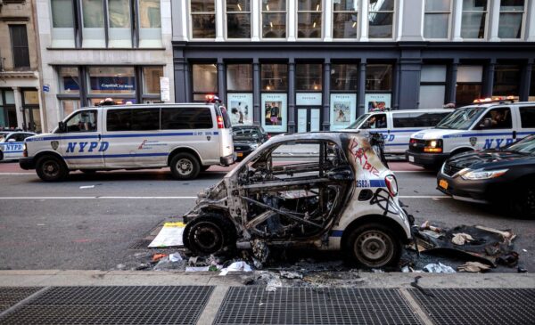 Una patrulla de la policía del NYPD quedó destruida tras una noche de disturbios en el Bajo Manhattan de la ciudad de Nueva York el 1 de junio de 2020. (Johannes Eisele/AFP vía Getty Images)