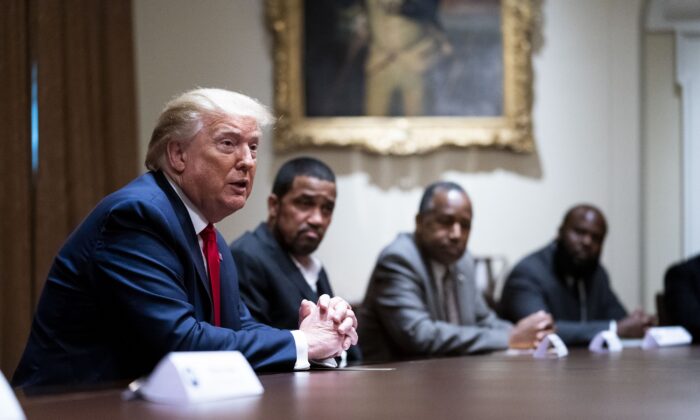 El presidente Donald Trump habla durante una mesa redonda con partidarios afroamericanos en la Sala del Gabinete de la Casa Blanca en Washington el 10 de junio de 2020. (Doug Mills / Pool / Getty Images)