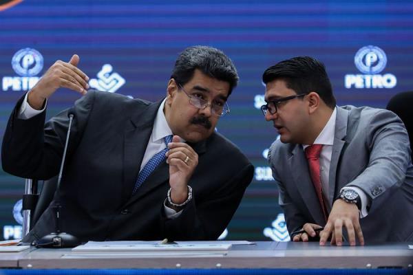 Líder del régimen chavista, Nicolás Maduro ,  habla con el Superintendente de criptoactivos, Joselit Ramirez. (EFE/Cristian Hernández/Archivo)