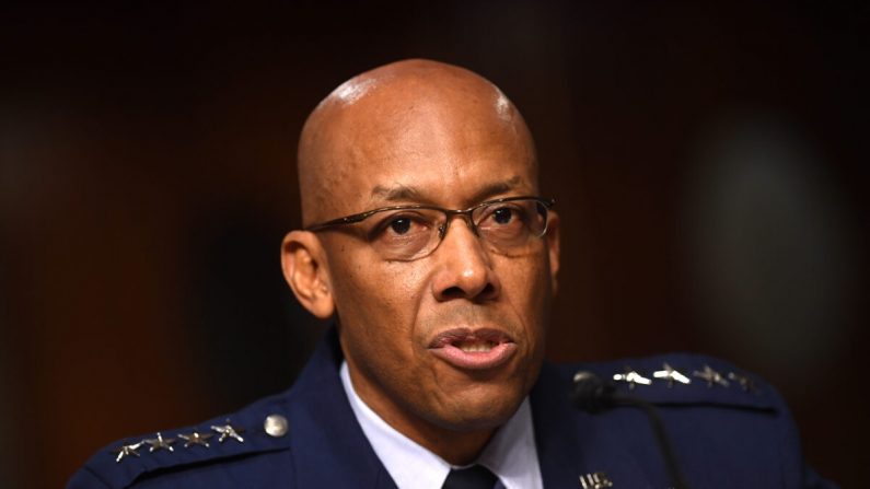 El general Charles Brown, Jr., nominado a Jefe de Estado Mayor de la Fuerza Aérea de los Estados Unidos, testifica durante una audiencia de los Servicios Armados del Senado en Capitol Hill en Washington, el 7 de mayo de 2020. (Kevin Dietsch/Pool/AFP a través de Getty Images)