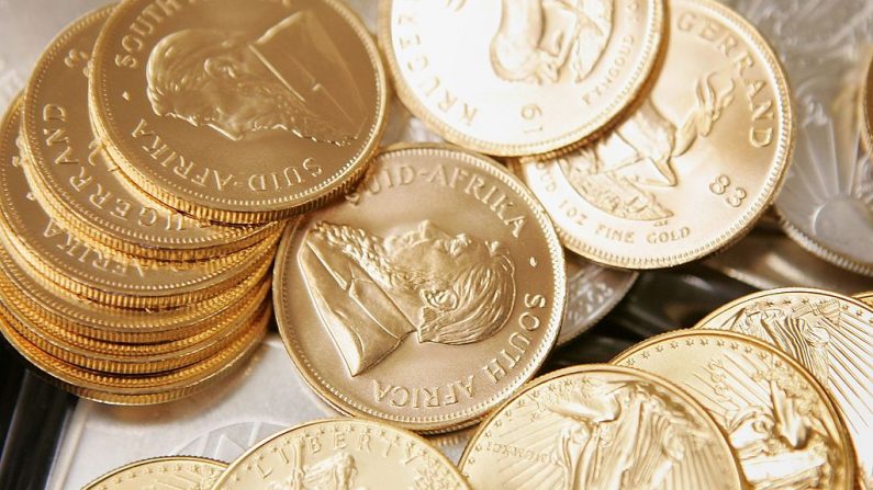 Los lingotes de oro y plata se ponen a la venta en la compañía de Monedas de Chicago el 11 de mayo de 2006 en Chicago, Illinois. (Scott Olson/Getty Images)