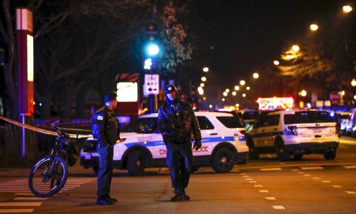 Agentes de la Policía de Chicago en las inmediaciones del Hospital Mercy de Chicago. (Kamil Krzaczynski/AFP/Getty Images)