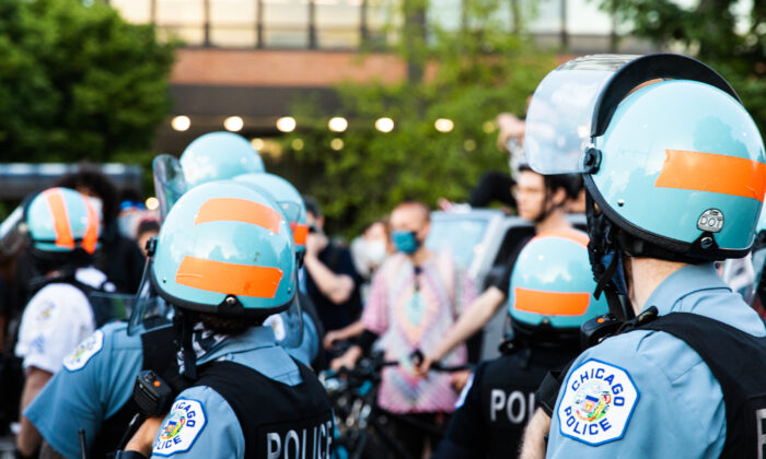 Oficiales del Departamento de Policía de Chicago se reúnen al acercarse el toque de queda durante una manifestación en Chicago, Illinois, el 6 de junio de 2020. (Natasha Moustache/Getty Images)