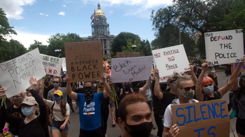 Los participantes durante una manifestación por la muerte de George Floyd, en Denver, Colorado, el 6 de junio de 2020. (Jason Connolly/AFP vía Getty Images)