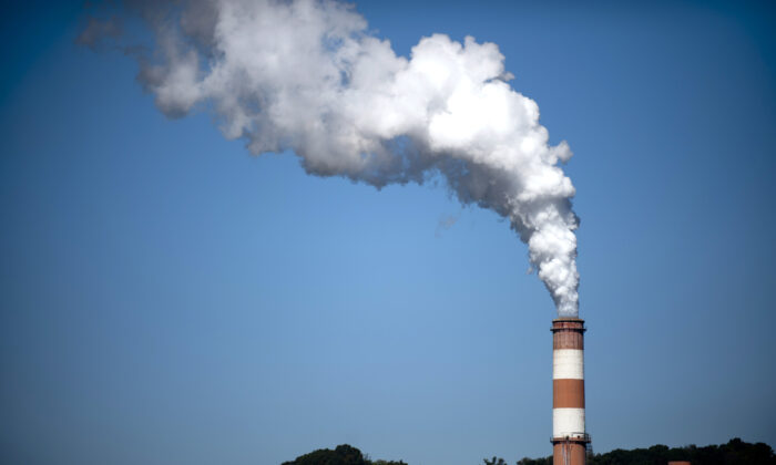 Una columna de humo se extiende desde la Central Eléctrica Mitchell, una central eléctrica de carbón construida a lo largo del río Monongahela, 20 millas al suroeste de Pittsburgh, en New Eagle, Pensilvania, el 24 de septiembre de 2013. (Jeff Swensen/Getty Images)