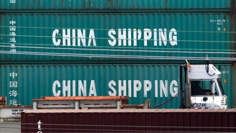 Un camión pasa junto a contenedores de China Shipping en el Puerto de Los Ángeles, después de que el presidente Trump impusiera nuevos aranceles a las importaciones chinas, en Long Beach, California, el 1º de septiembre de 2019. (MARK RALSTON/AFP a través de Getty Images)