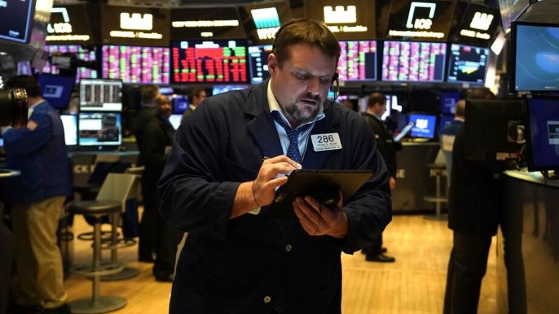 Los corredores trabajan durante la campana de cierre en la Bolsa de Nueva York (NYSE) el 9 de marzo de 2020 en Wall Street en la ciudad de Nueva York. (TIMOTHY A. CLARY/AFP a través de Getty Images)
