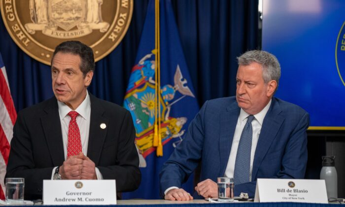 El gobernador de Nueva York, Andrew Cuomo, y el alcalde de la Ciudad de Nueva York, Bill de Blasio, aparecen en una conferencia de prensa en Nueva York, N.Y. el 2 de marzo de 2020. (Scott Heins/Getty Images)
