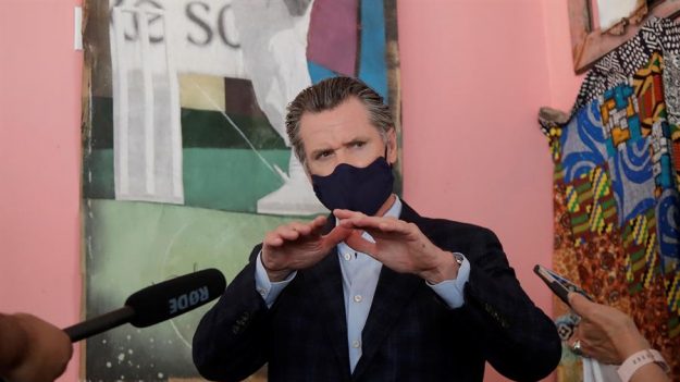 Gobernador de California, Newsom, emite orden estatal que exige máscaras faciales en público
