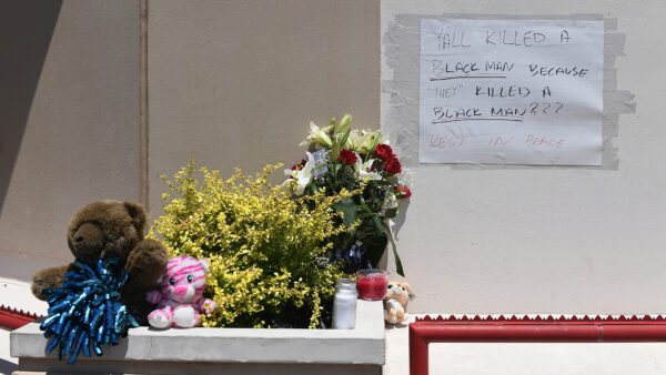 Se dejan flores y mensajes en un monumento a David Dorn, un capitán de policía jubilado de 77 años que fue asesinado durante los disturbios nocturnos en las afueras de Lee's Pawn and Jewelry, en St Louis, Mo., el 2 de junio de 2020. (Michael B. Thomas/Getty Images)