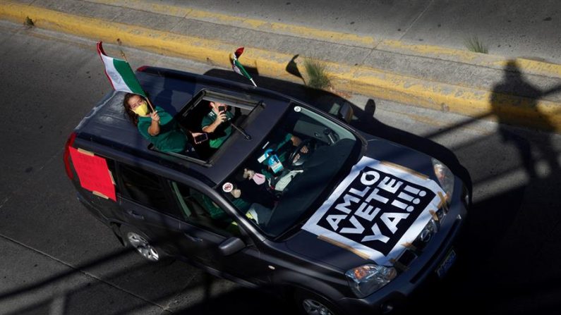 Cientos de personas participan el 13 de junio de 2020 en la segunda "Caravana Claxonazo" como protesta contra el Gobierno de Andrés Manuel López Obrador, en una avenida de Guadalajara, en el estado de Jalisco (México). EFE/Francisco Guasco