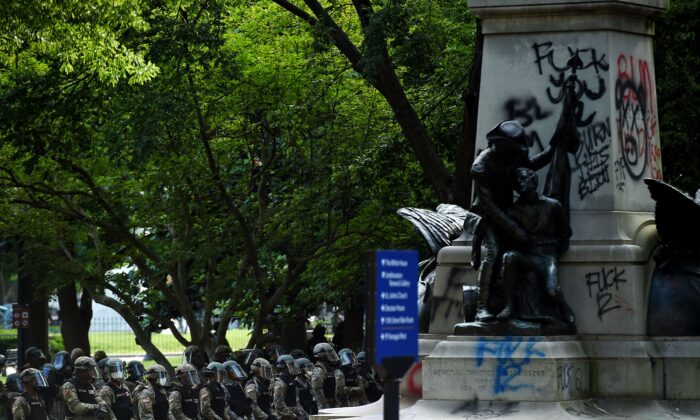 La policía forma un perímetro en Lafayette Square, cerca de la Casa Blanca, mientras los manifestantes se reúnen para protestar por el asesinato de George Floyd en Washington, el 2 de junio de 2020. (Olivier Douliery/AFP a través de Getty Images)