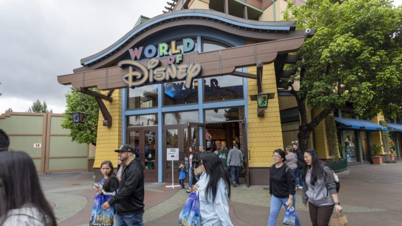 La gente camina cerca de la tienda World of Disney en el centro comercial Downtown Disney District en Anaheim, California (EE.UU.), el 14 de marzo de 2020. (David McNew/AFP a través de Getty Images)