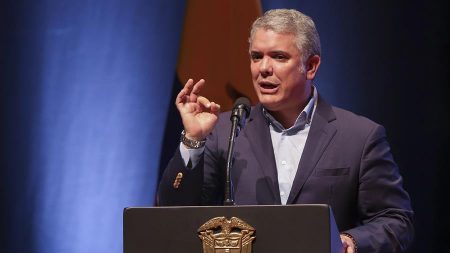 Grupos ilegales estarían financiando actos vandálicos en las protestas en Colombia: Iván Duque