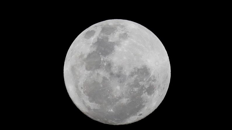 La luna llena creciente revela sus cráteres al elevarse sobre la ciudad de Johannesburgo, Sudáfrica, el 22 de noviembre de 2018. EFE/EPA/KIM LUDBROOK
