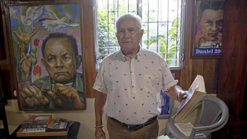 Fotografía de archivo fechada el 18 de julio de 2019 que muestra al comandante Edén Pastora, también conocido como 'Comandante Cero', mientras ofrece una entrevista a Efe, en el marco del 40 aniversario de la Revolución Sandinista, en Managua (Nicaragua). EFE/Jorge Torres