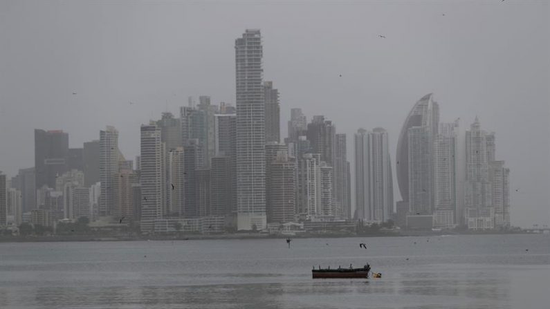 Pescadores navegan hacia el puerto multipropósito durante una nube de polvo proveniente del desierto del Sahara que cubre los edificios de Punta Paitilla, el 25 de junio de 2020 en ciudad de Panamá (Panamá). EFE/Bienvenido Velasco