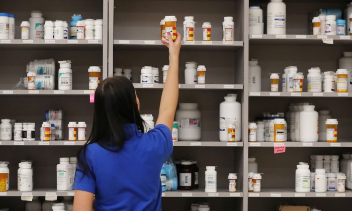 Un técnico farmacéutico toma un frasco de medicamentos de un estante en la farmacia central de Intermountain Heathcare, en Midvale, Utah, el 10 de septiembre de 2018. (George Frey/Getty Images)