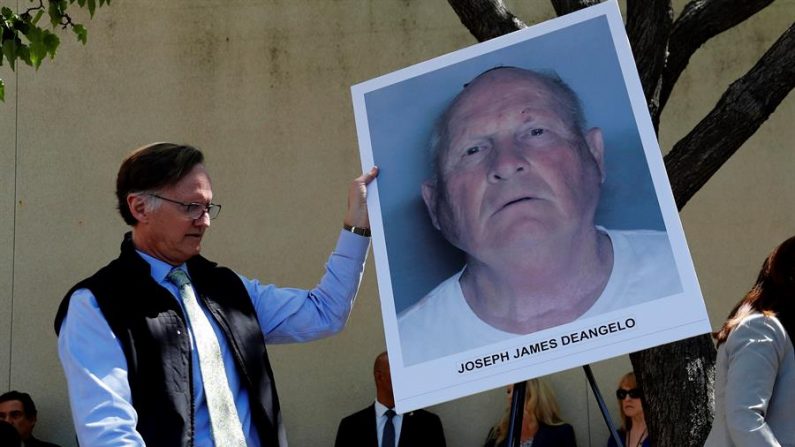 Un oficial coloca una fotografía Joseph James DeAngelo, exoficial de policía en Visalia y Auburn el 25 de abril de 2018, tras una conferencia de prensa en el laboratorio del Crimen de la Fiscalía del Distrito, en Sacramento (EE.UU.). EFE/JOHN G. MABANGLO/Archivo
