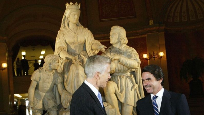 El entonces gobernador de California, Gray Davis (L), da la mano al entonces primer ministro español José María Aznar López ante una estatua de la Reina Isabel y Cristóbal Colón en el Capitolio del Estado de California en Sacramento el 10 de julio de 2003. (Justin Sullivan/Getty Images)