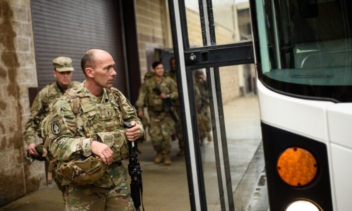 Las tropas estadounidenses de la 82 División Aerotransportada del Ejército abordan un autobús mientras se dirigen a Oriente Medio, en Fort Bragg, Carolina del Norte, el 4 de enero de 2020. (Andrew Craft/Getty Images)
 
