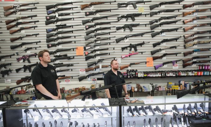 Armas exhibidas dentro de la tienda de la DSA, en Lake Barrington, Ill., el 17 de junio de 2016. (Scott Olson/Getty Images)
