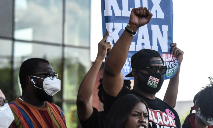 Hawk Newsome, derecha, un líder del movimiento Black Lives Matter, en un mitin en la ciudad de Nueva York, N.Y., el 15 de mayo de 2020. (Stephanie Keith/Getty Images)