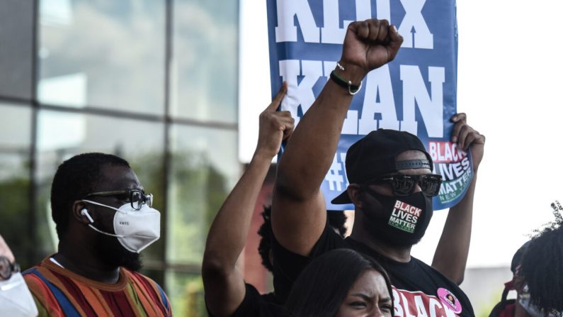 Hawk Newsome, derecha, sostiene su puño en un mitin en Brooklyn, Nueva York, el 15 de mayo de 2020. (Stephanie Keith/Getty Images)