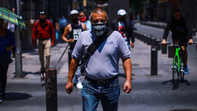 Un hombre con una mascarilla camina por una calle del centro de la ciudad el 1 de junio de 2020 en la Ciudad de México, México. (Manuel Velásquez/Getty Images)