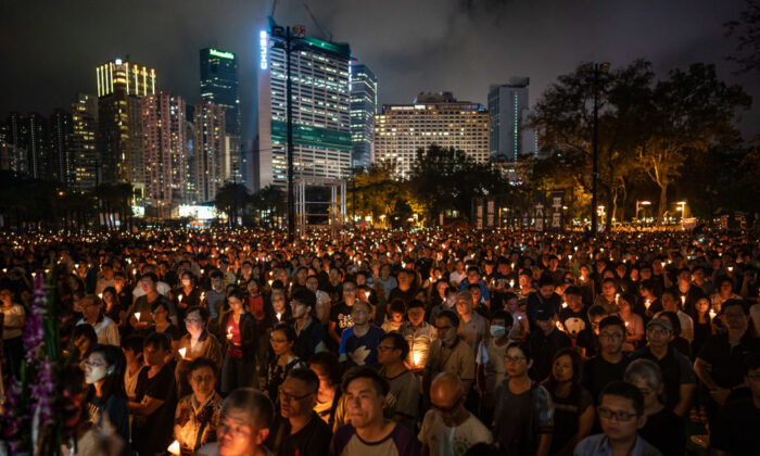 Gente sosteniendo velas mientras participa en una vigilia a la luz de las velas en el Victoria Park en Hong Kong el 4 de junio de 2019. (Anthony Kwan/Getty Images)