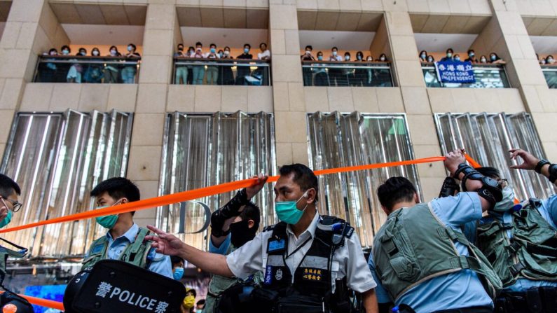 La policía ingresa a un centro comercial para dispersar a las personas que asisten a un mitin a la hora del almuerzo en Hong Kong el 30 de junio de 2020, luego que China aprobara una ley de seguridad nacional para la ciudad. (Anthony Wallace/AFP a través de Getty Images)