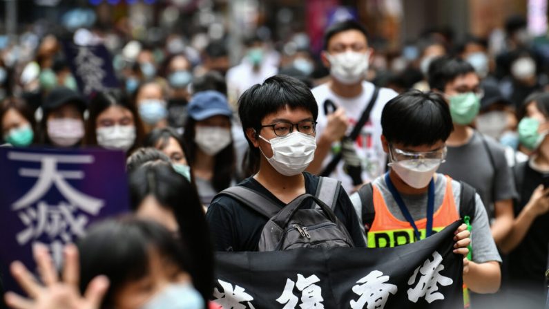 Los manifestantes marchan en una manifestación prodemocrática contra una nueva ley de seguridad propuesta en Hong Kong, el 24 de mayo de 2020. (Anthony Wallace/AFP/Getty Images)